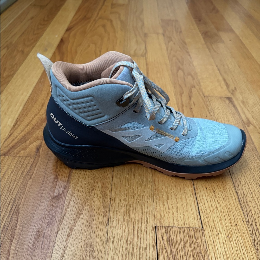 Solomon Outpulse women’s boots size 8.5